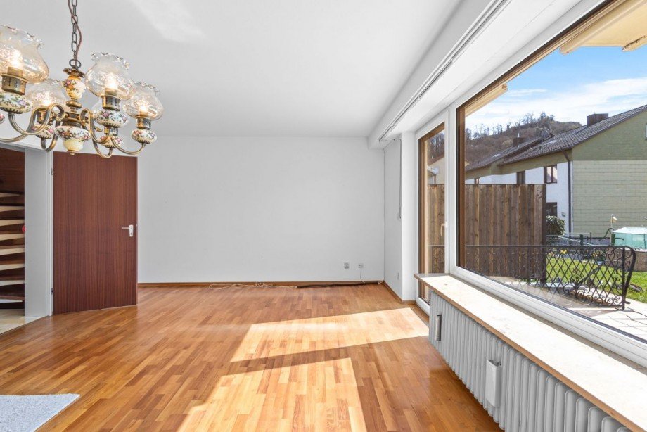 Heller Wohnraum mit Verbindung zur Terrasse Reihenmittelhaus Donaustauf