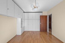 Das Schlafzimmer bietet viel Stauraum Familienfreundliches Wohnen in Donaustauf: Reihenmittelhaus in begehrter Lage