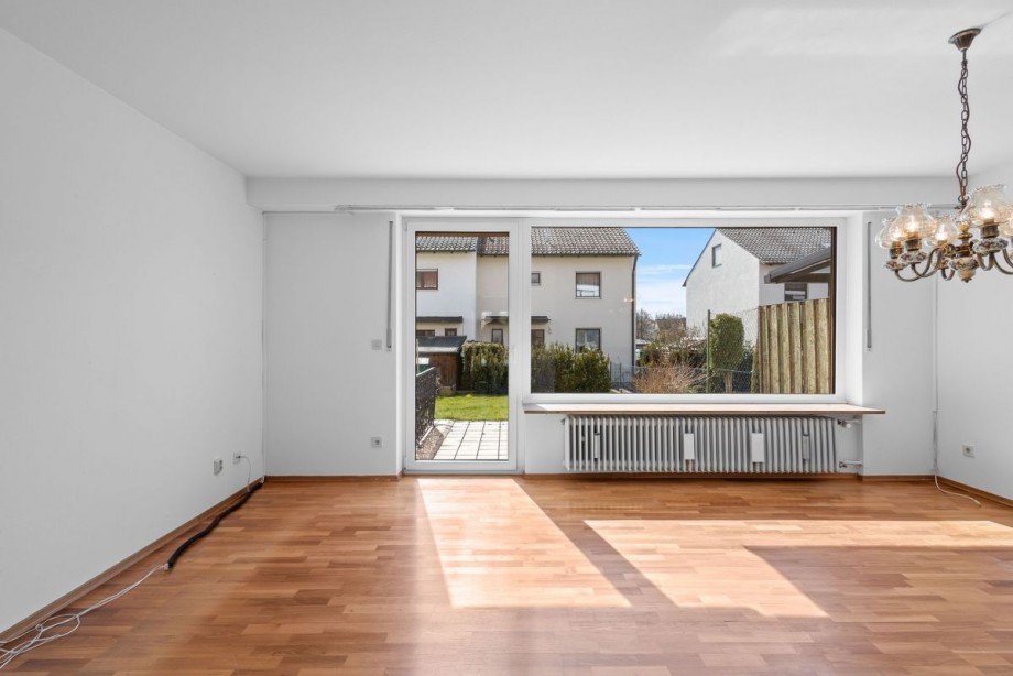 Lichtdurchflutetes Wohnzimmer mit Blick auf Terrasse und Garten Reihenmittelhaus Donaustauf