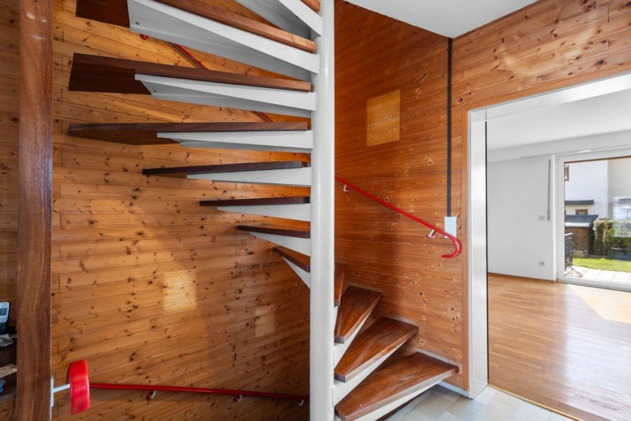 Flur mit Wendeltreppe und Zugang zum Wohnzimmer Reihenmittelhaus Donaustauf