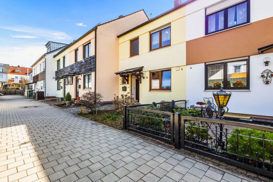 Einbettung in eine ruhige, familienfreundliche Nachbarschaft Reihenmittelhaus Donaustauf