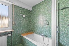 Badewanne und separater Duschkabine Familienfreundliches Wohnen in Donaustauf: Reihenmittelhaus in begehrter Lage