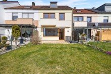 Blick auf die Terrasse Familienfreundliches Wohnen in Donaustauf: Reihenmittelhaus in begehrter Lage
