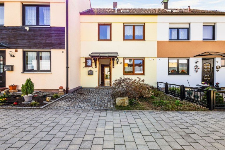 Einladender Eingangsbereich mit Blick auf Vorgarten Donaustauf Reihenmittelhaus Familienfreundliches Wohnen in Donaustauf: Reihenmittelhaus in begehrter Lage