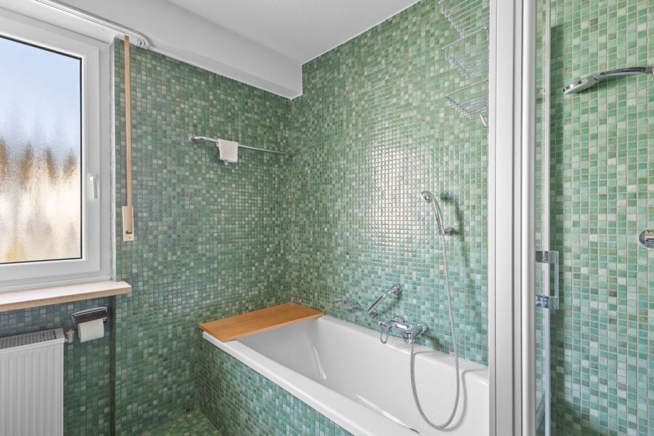 Badewanne und separater Duschkabine Reihenmittelhaus Donaustauf