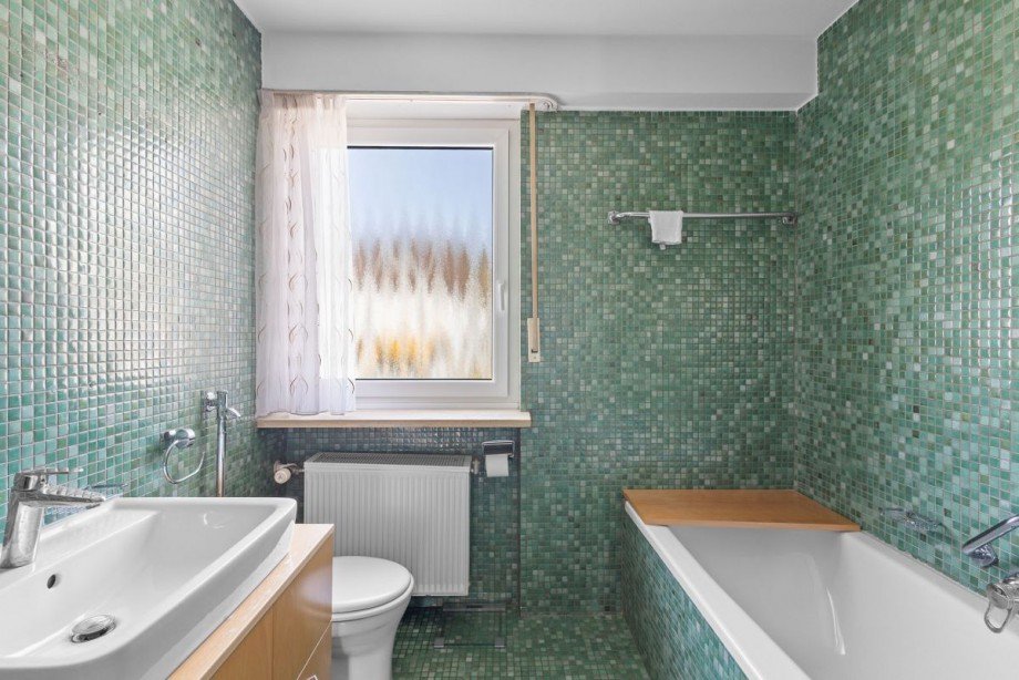 Badezimmer mit Tageslichtfenster Reihenmittelhaus Donaustauf