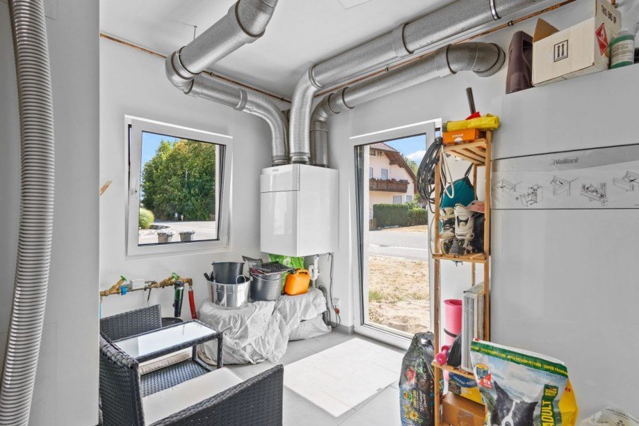 Technikraum mit moderner Heiz‑ und L�ftungstechnik Einfamilienhaus Grafenw�hr
