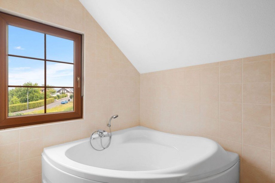 Bad mit Wanne und Blick nach drau�en Einfamilienhaus Grafenw�hr