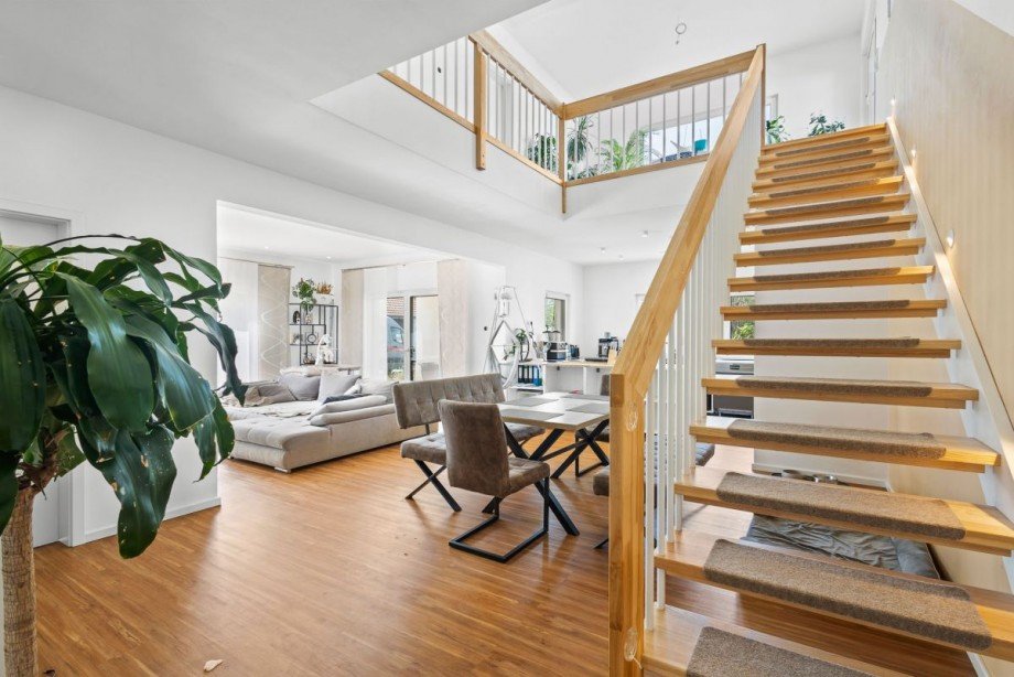 Offener Lebensmittelpunkt mit elegantem �bergang ins Obergeschoss Einfamilienhaus Grafenw�hr