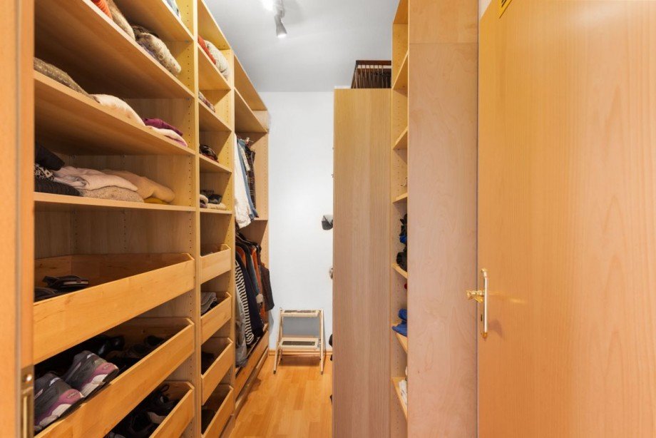 Viel Stauraum im Ankleidezimmer Einfamilienhaus Grafenw�hr