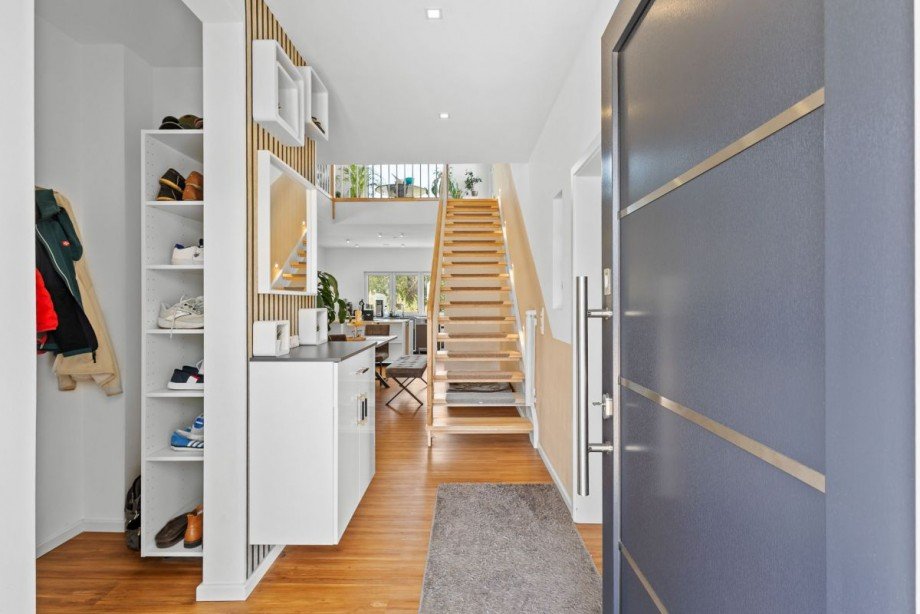 Blick in den Eingangsbereich und Treppe in das OG Einfamilienhaus Grafenw�hr